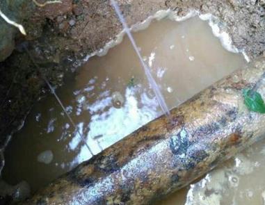 若羌楼顶渗水维修公司分享下地暖漏水的原因及检测方法。